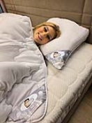 20230010240220 Bea Mono 240/220 95 graden wasbaar Licht en luchtig dekbed voor een goede nachtrust.

Ervaar de aangename zachtheid  van microvezel. 

Tijk:100 % Microvezel 

Vulling: Holle polyester vezel. In ruiten doorstikt dus de vezel blijft goed zitten. Anti allergisch, Ademend & Volledig wasbaar op 40° 
Soepel en comfortabel met een uitstekende vochtregulatie

Mono : 350 gr/m² 
4-seizoens : 300+200 gr/m² ( Drukknopen )

Het monodekbed geeft je altijd een aangename warmte
Het 4-seizoenendekbed is geschikt voor alle seizoenen Het 4-seizoenendekbed bestaat uit twee dekbedden met elk verschillende vulgewichten die met drukknopen aan elkaar zijn bevestigd. Tijdens koude winternachten gebruik je ze allebei. Maar op warme zomeravonden gebruik je alleen het dunne dekbed. Het dikke gedeelte zorgt voor een goede nachtrust in het voor- of najaar. U slaapt het hele jaar door comfortabel. Bea