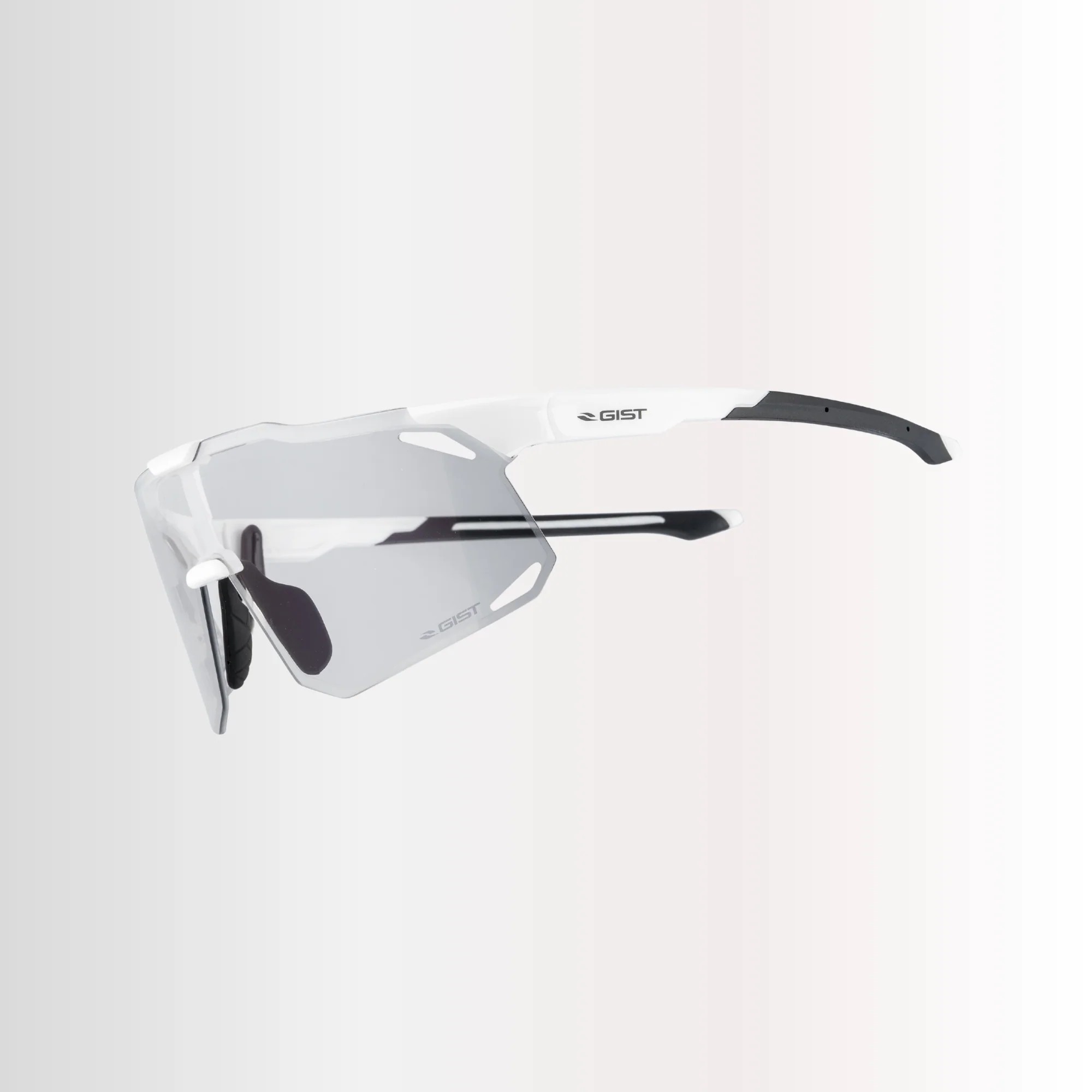GIBR44 Gist Glasses ECLIPSE Bianco photochromic !DOCTYPE HTML PUBLIC "-//W3C//DTD HTML 4.0 Transitional//EN"
htmlhead
meta content="text/html; charset=unicode" http-equiv="Content-Type" /
/head
bodyDe ECLIPSE met fotochromatische glazen is ontworpen om zich aan alle 
lichtomstandigheden aan te passen en biedt optimaal zicht tijdens je hele 
tocht.br /br /De glazen reageren op de intensiteit van de UV-straling door 
automatisch van tint te veranderen: lichter bij weinig licht, donkerder wanneer 
de straling toeneemt. Dit zorgt voor een consistent zicht en vermindert 
vermoeidheid van de ogen, zelfs op routes met voortdurend wisselende 
lichtomstandigheden.br /br /De High Contrast-technologie verbetert de waarneming 
van details en de scherpte van het terrein, waardoor het zicht in elke situatie 
nauwkeuriger en responsiever is.br /br /Volledige UV400-bescherming garandeert 
totale bescherming tegen UVA- en UVB-straling, terwijl de lichtgewicht 
constructie met flexibele pootjes en verstelbare neuspads zorgt voor een 
stabiele en persoonlijke pasvorm.br /br /Een technische bril ontworpen voor wie 
zonder compromissen rijdt, waarbij aanpassingsvermogen, zicht en comfort het 
verschil maken.br /br //body/html  ECLIPSE Bianco photochromic