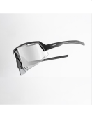 GIBR42 Gist glasses Element black PH Elementaire polycarbonaatlenzen met anticondensgaatjes zorgen voor een constante optische kwaliteit. Ze minimaliseren schittering, zonlicht, vocht, zweet en slechte weersomstandigheden. De taps toelopende, flexibele pootuiteinden met verstelbare neuspads zorgen voor een perfecte pasvorm, zelfs bij plotselinge bewegingen voor veilig fietsen. Gewicht 31 g.

Het Element PHOTOCHROMIC (CAT.1-3) systeem zorgt ervoor dat de lenzen, wanneer ze worden blootgesteld aan UV-straling of zonlicht, een omkeerbare chemische reactie op gang brengen die leidt tot geleidelijke verduistering. Ze keren terug naar hun oorspronkelijke transparante staat wanneer de UV- of lichtstraling verdwijnt. GIBR42