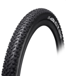 TU067 Tufo XC11 TR SG 29 x 2.35  black Tubeless ready MTB-band voor alle doeleinden, bedoeld voor XC en marathons.
Geschikt voor Hookless.

Introductie van een nieuwe generatie mountainbikebanden die de grenzen van prestaties en betrouwbaarheid verleggen. Professionele racers hebben bijgedragen aan de ontwikkeling van deze band en waardevolle ervaring van het zwaarste terrein ingebracht. Het resultaat is een product dat voldoet aan de eisen van zelfs de meest veeleisende rijders. Ontdek de XC11 TRsg, die de nieuwste technologieën combineert voor maximale mountainbikeprestaties. Dankzij het profielontwerp biedt hij de ideale prestaties voor veeleisende en alledaagse fietsers.

 

Belangrijkste kenmerken:
Geoptimaliseerd profielontwerp: De XC11 TRsg is ontworpen om de rolweerstand te minimaliseren voor soepele en efficiënte ritten. Zelfreinigende groeven zorgen voor consistente grip, zelfs in uitdagende omstandigheden.
Veelzijdige toepassing: Geschikt voor zowel voor- als achterwielen, voor uitgebalanceerde prestaties over de hele linie.
Aanpasbaar aan verschillende ondergronden: Blinkt uit op lichte trails, grind en asfalt, waardoor het een perfecte allrounder is voor diverse terreinen.
Lichtgewicht constructie: Vermindert het totale gewicht en verbetert de snelheid en rijeigenschappen voor een superieure rijervaring.

29×2.35"	
gewicht  650 g	
2-3.5 bar (30-50 p.s.i.)	
TPI 210 / 375	 TU067