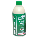 VISQ30 Squirt E-Bike chain wax 500ml Squirt E-Bike chain lube is een smeermiddel met wasemulsie, ontworpen voor hogere rotatiekracht op kettingen van e-bikes. Het heeft dezelfde basisformule als normale Squirt met geselecteerde additieven met een hoog preserveringsgehalte.

Squirt is biologisch afbreekbaar en bevat geselecteerde wassen met verschillende functies in een emulsie. Het heeft een zeer lage weerstand.

Wanneer het op de ketting wordt aangebracht, droogt het op en laat het een microfilm van was achter die droog en waterafstotend is. Het trekt geen stof of vuil aan en blijft schoon. In tegenstelling tot smeermiddelen op oliebasis vormt Squirt E-Bike geen zwarte pasta die op lange termijn schade veroorzaakt aan een aandrijflijn. Het blijft schoon onder alle omstandigheden, ideaal voor e-bike aandrijvingen met hogere koppels.

Bevat hogedrukadditieven
Natte en droge omstandigheden
Blijft schoon
Vermindert kettinggeluid
Voor gebruik op alle soorten e-bike kettingen
Biologisch afbreekbaar, PFAS-vrije formule, zonder oplosmiddelen
Verkrijgbaar in 15ml, 120ml en 500ml
Waarom het werkt
De aandrijflijn van een e-bike wordt zwaarder belast dan die van gewone fietsen. Door de constante verandering van momentum, de voortdurende toepassing van meer rotatiekracht en een hogere totale gemiddelde massa, kunnen kettingen sneller slijten dan op gewone fietsen. Squirt E-Bike smeermiddel bevat dezelfde basisformule als Squirt Chain Lube met toegevoegde hogedruksmeermiddelen om onevenredige kettingslijtage te beperken. De formule heeft een gelaagd effect dat een paar keer aanbrengen nodig heeft om volledig in de ketting te trekken. Alleen ontvetten wanneer nodig. Lees hier een onafhankelijke review van Squirt E-bike Chain Wax. visq30