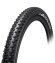 TU071 Tufo XC14 TR SG 29x2.35 black Een tubeless-ready band speciaal bedoeld voor XC-races met gemengde terreinomstandigheden.
Geschikt voor Hookless.

Introductie van een nieuwe generatie mountainbikebanden die de grenzen van prestaties en betrouwbaarheid verleggen. Professionele racers hebben bijgedragen aan de ontwikkeling van deze band en waardevolle ervaring van het zwaarste terrein ingebracht. Het resultaat is een product dat voldoet aan de eisen van zelfs de meest veeleisende rijders. Ontdek de XC14 TRSG, de mountainbikeband die is ontworpen voor de zwaarste omstandigheden. Dankzij het richtingsgebonden pijlprofiel biedt de band uitstekende grip, zelfs op gladde oppervlakken zoals natte wortels en rotsen. Je kunt snel en nauwkeurig bochten nemen zonder dat dit ten koste gaat van de stabiliteit of veiligheid. Deze band is de ideale keuze voor mountainbikers die niet bang zijn om modder of technisch terrein te trotseren. De constructie zorgt voor betrouwbaarheid en duurzaamheid, zelfs bij intensief gebruik, terwijl het uitgekiende profielpatroon helpt om modder effectief af te voeren en een soepele rit te garanderen.

Belangrijkste kenmerken:

Richtinggebonden pijlenpatroon: uitstekende tractie en grip op verschillende ondergronden.
Weerstand tegen gladde obstakels: veilige doorgang over natte wortels, rotsen of modderige secties
Ideaal voor in het veld: Perfecte prestaties in veeleisende omstandigheden, zelfs buiten verharde wegen.
Snel en stabiel bochtenwerk: maximale controle en vertrouwen in elke situatie.

29×2.35"	
gewicht 650 g	
2-3.5 bar (30–50 p.s.i.)	
TPI 210/375 TU071