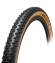 TU072 Tufo XC14 TR SG 29x2.35 black beige Een tubeless-ready band speciaal bedoeld voor XC-races met gemengde terreinomstandigheden.
Geschikt voor Hookless.

Introductie van een nieuwe generatie mountainbikebanden die de grenzen van prestaties en betrouwbaarheid verleggen. Professionele racers hebben bijgedragen aan de ontwikkeling van deze band en waardevolle ervaring van het zwaarste terrein ingebracht. Het resultaat is een product dat voldoet aan de eisen van zelfs de meest veeleisende rijders. Ontdek de XC14 TRSG, de mountainbikeband die is ontworpen voor de zwaarste omstandigheden. Dankzij het richtingsgebonden pijlprofiel biedt de band uitstekende grip, zelfs op gladde oppervlakken zoals natte wortels en rotsen. Je kunt snel en nauwkeurig bochten nemen zonder dat dit ten koste gaat van de stabiliteit of veiligheid. Deze band is de ideale keuze voor mountainbikers die niet bang zijn om modder of technisch terrein te trotseren. De constructie zorgt voor betrouwbaarheid en duurzaamheid, zelfs bij intensief gebruik, terwijl het uitgekiende profielpatroon helpt om modder effectief af te voeren en een soepele rit te garanderen.

Belangrijkste kenmerken:

Richtinggebonden pijlenpatroon: uitstekende tractie en grip op verschillende ondergronden.
Weerstand tegen gladde obstakels: veilige doorgang over natte wortels, rotsen of modderige secties
Ideaal voor in het veld: Perfecte prestaties in veeleisende omstandigheden, zelfs buiten verharde wegen.
Snel en stabiel bochtenwerk: maximale controle en vertrouwen in elke situatie.

29×2.35"	
gewicht 650 g	
2-3.5 bar (30–50 p.s.i.)	
TPI 210/375 TU072